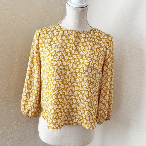 Floral 3/4 sleeves blouse Back heart cutout Size Smalll - Picture 2 of 7
